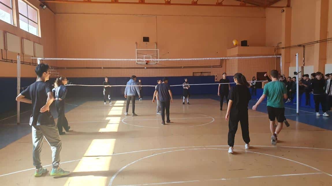 Sınıflar arası voleybol turnuvası devam ediyor.