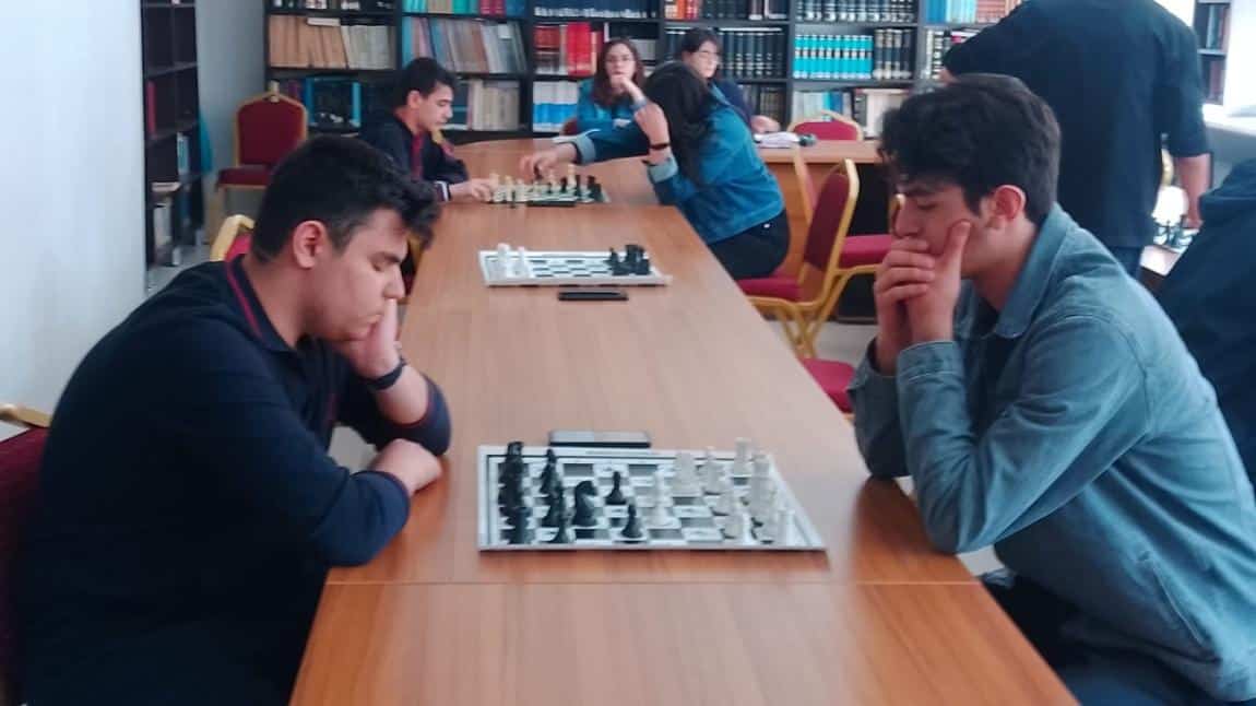 Okulumuzda satranç turnuvası başladı. Katılan tüm öğrencilerimize başarılar diliyoruz.