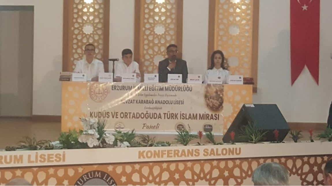 11. Sınıf öğrencimiz Taha Talat Kars Kudüs ve Ortadoğu'da Türk İslam Mirası konulu panelde sunum yaptı.
